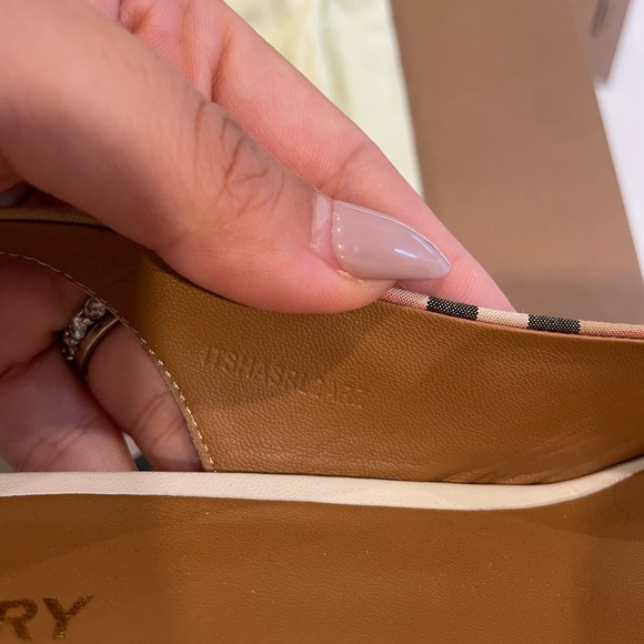 💯authentic Burberry shoes - Picture 6 of 7